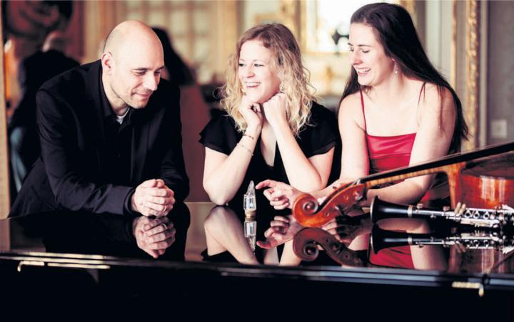 Das Trio Sorriso besteht aus ausgezeichneten Musikerinnen und Musikern mit internationaler Erfahrung. Es sind dies Lukas Roos, Klarinette, Daniela Roos, Violoncello, und Patricia Ulrich, Klavier. Bild: pd