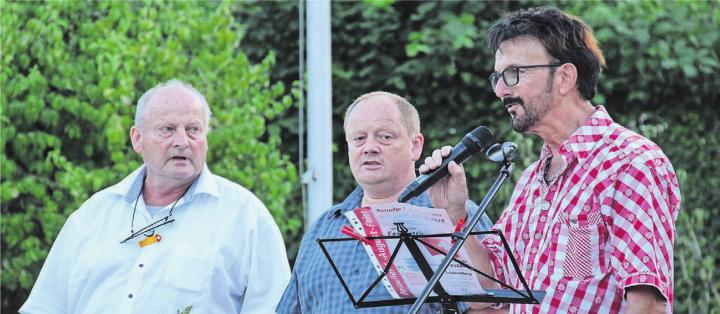 Gemeindeammann Michael Weber und Festredner Josef Schönenberger, Kommandant Regio-Feuerwehr Freiamt-Mitte, bekommen kräftige Unterstützung beim Singen der Nationalhymne von Sänger Hugo Keusch (von links). Bilder: Monica Rast