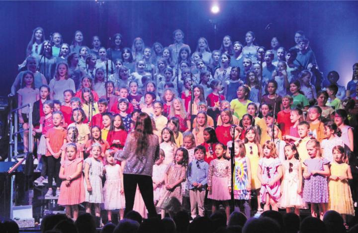 150 Sängerinnen und Sänger aus zwei Musikschulen vereint für «Young Voices in Concert». Bilder: Monica Rast