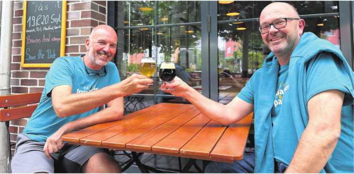 Hansruedi Schädeli (links) und Otto Sorg stossen an auf ihre bierische Erfolgsgeschichte. Bild: Stefan Sprenger