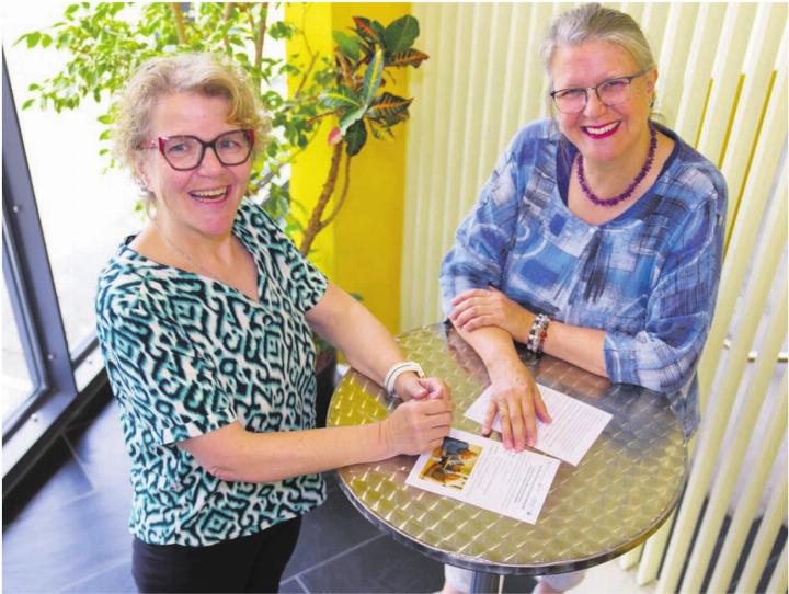 Sie organisieren zusammen mit Sibylle Ming von der Fachstelle Sexuelle Gesundheit das Speeddating für über 60-Jährige: Cécile Hanhart, Frauengemeinschaft Rudolfstetten (links), und Sozialdiakonin Maria Trost. Bild: zg