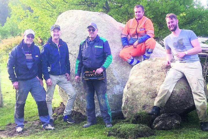 Diese beiden Steine stehen nun beim Campingplatz Sulz und erfreuen die Campingplatzbesuchenden. Hansjörg Kohler (2. v. l.) ist froh, dass diese Steine im Dorf bleiben. Bild: zg