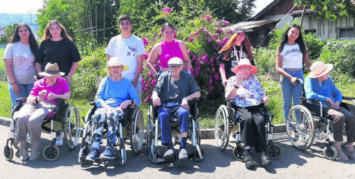 So ist das Projekt entstanden: Die Schülerinnen und Schüler aus dem Bünzmatt-Schulhaus leisteten Unterstützung bei Spaziergängen mit mehreren Bewohnern des Wohn- und Pflegeheims. Bilder: zg