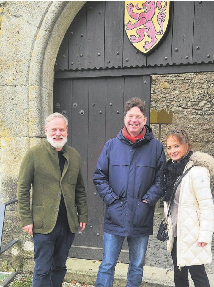 Leopold Altenburg und Sabine Stadler mit Rudolf Velhagen (links), Chefkurator des Museums Aargau, vor dem Schloss Habsburg. Am Eingang prangt das ursprüngliche Habsburger Wappen. Bild: pd
