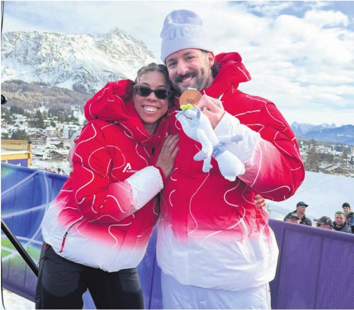 Melanie Hasler und ihr Freund Michael Vogt am letzten Olympia-Tag in Cortina. Stolz zeigt er seine Bronzemedaille. Er ist das erste Edelmetall für ein Schweizer Bob-Team seit 12 Jahren. Bild: zg