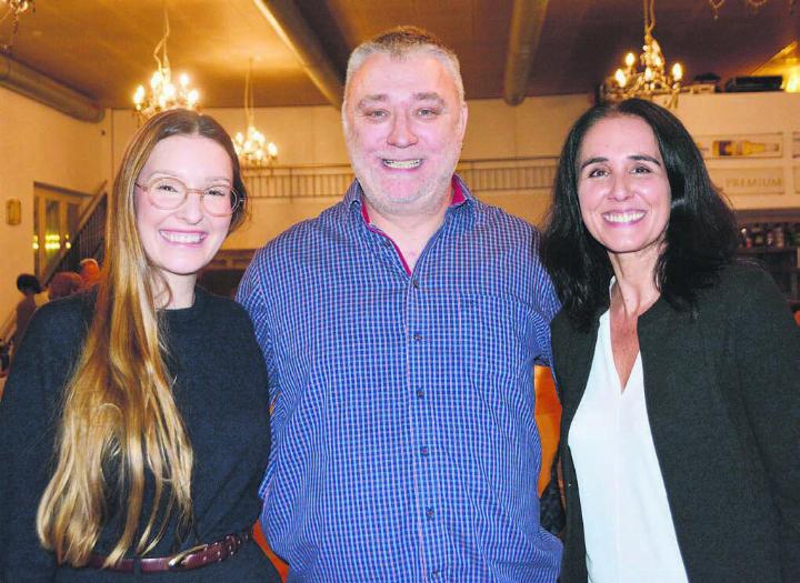 Sie sorgten für einen spannenden Abend, von links: Dermatologin Karolina Reiprich, Acne-Inversa-Betroffener und Mitorganisator Marcel Ramuz und Moderatorin und Präsidentin des Samaritervereins Nicole Thalmann. Bild: Annemarie Keusch