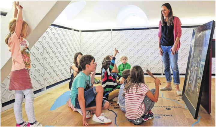 Schulklassen können im Rahmen des Lehrplans mit einer Vermittlerin die Dauerausstellung des Museums spielerisch erkunden und erhalten Einblick in verschiedene Materialien und die Herstellung. Bild: Felix Wey Schulklassen können im Rahmen des Lehrplans mit einer Vermittlerin die Dauerausstellung des Museums spielerisch erkunden und erhalten Einblick in verschiedene Materialien und die Herstellung. Bild: Felix Wey