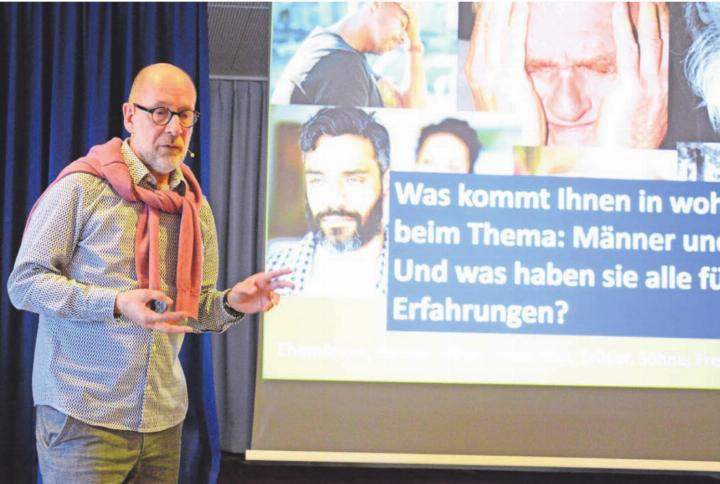 Thomas Feldmann hat viel Erfahrung im Bereich der Beratung von Männern, gehörte einst auch zu den Gründern des Männerbüros Luzern. Heute leitet er unter anderem die Fachstelle «Begleitung in der letzten Lebensphase» der Caritas Zentralschweiz. Beim Thema seines Vortrags kann er daher aus dem Vollen schöpfen. Bild: Chregi Hansen