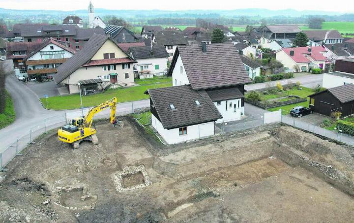 Blick über die Ausgrabungen vom März. Links unten sind die Steinsockel der beiden Spycher deutlich zu erkennen. Die beiden Gräber rechts sind dagegen nur zu erahnen. Bilder: zg