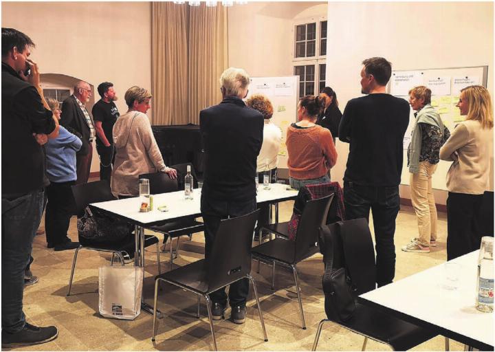 Nach der Präsentation der Umfrage und der Handlungsfelder haben die Kulturakteure am Austauschanlass die Handlungsfelder bewertet. Bilder: zg/sab Nach der Präsentation der Umfrage und der Handlungsfelder haben die Kulturakteure am Austauschanlass die Handlungsfelder bewertet. Bilder: zg/sab