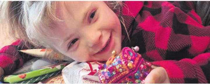 Eines von vielen beschenkten Kindern. Die Freude ist spürbar. Bild: zg