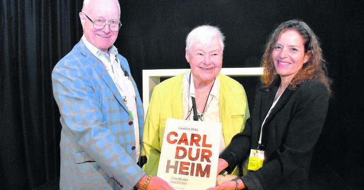 Buchautorin Caroline Doka (rechts) präsentiert ihr Werk über den Briefmarken-Pionier Carl Durheim zusammen mit Jean-Paul Bach, Geschäftsführer der Stiftung zur Förderung der Philatelie, und Isabelle Durheim, «die letzte Durheim». Bild: pd
