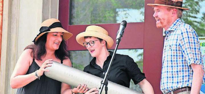 Symbolischer Akt bei der Schulhaus-Einweihung: Vizeammann Thomas Burkard übergab die Zeitkapsel an die Schulleiterinnen Sandra Passerini (links) und Barbara Bolliger. Bild: Archiv/dm