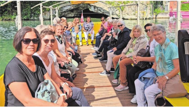 Die Landfrauen auf dem Weg zum grossen Stein mitten im Wasserfall. Bild: zg