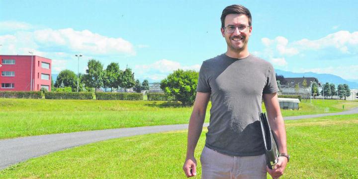 Anstatt der grünen Wiese wird es hier am Wochenende wimmeln von Besucherinnen und Besuchern. Oliver Leu, OK-Präsident des Dorffestes Auw, freut sich. Bild: Annemarie Keusch