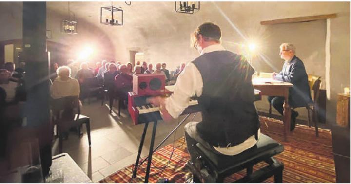 Lukas Stäger und Jörg Meier belebten die «Sonne» wieder als Veranstaltungsort – mit rund 60 Zuschauerinnen und Zuschauern. Bild: zg