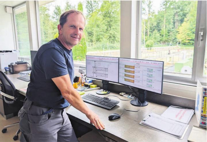Patrick Jaehn hat von seinem Büro aus alles im Blick. Seine Kläranlage wurde in den vergangenen 20 Jahren laufend modernisiert. «Die technischen Fortschritte und die Digitalisierung haben auch die Abwasserreinigung noch effizienter und damit sauberer gemacht», sagt er. 
Bild: Marco Huwyler