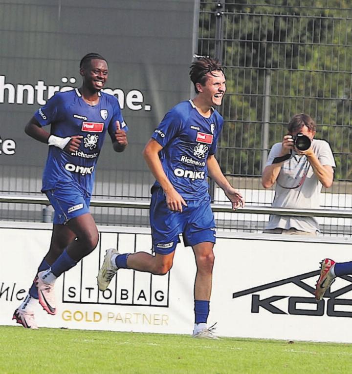 Ein Bild, zwei Tore. Nathan Kisisa (links) erzielte den ersten Treffer per Penalty. Javi Gabathuler traf per Kopf zum 1:2-Sieg des FC Wohlen. Bild: spr/Archiv