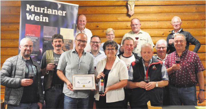 Die Ortsbürgerkommission und das Rebberg-Team freuen sich über das überreichte Diplom. Doppelt ist die Freude bei Ortsbürgerin Milly Stöckli, die auch Präsidentin des Ortsbürgerverbandes Aargau ist. Bild: Annemarie Keusch