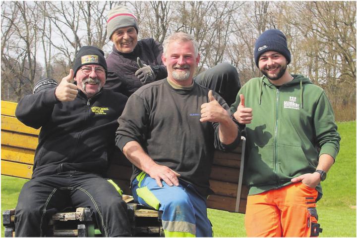 Aktuell beim Aufbau des Motocross im Einsatz (von links): OK-Präsident Ueli Hilfiker, Walter Traber (hinten), Andreas Wyss, Mathias Hilfiker. An den beiden Renntagen werden sehr viel mehr Helfer mit anpacken. Bild: Josip Lasic