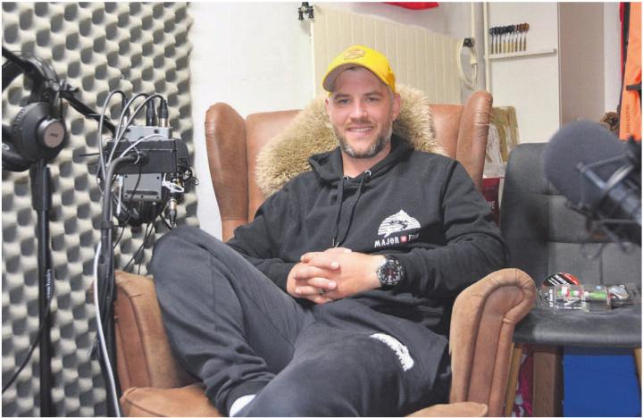 In seinem Keller produziert Nicco Kurmann seinen Fischerei-Podcast. Bild: Roger Wetli