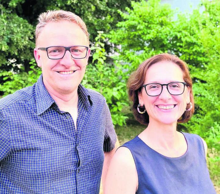 Das Zweierticket der SP Wohlen mit viel Erfahrung: Gemeindeammann Arsène Perroud und Einwohnerrätin Laura Pascolin möchten je einen Sitz im Gemeinderat erobern. Bild: pd