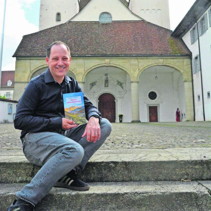 Martin Rüfenacht zeigt sein neustes Werk. Diesmal spielen Muri, das Kloster und dessen Geschichte gewichtige Rollen. Und natürlich gehören auch Todesfälle dazu. Bild: Annemarie Keusch