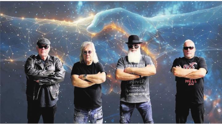 Der Händedruck soll die «enge Verbindung der Menschen in der ganzen Welt» symbolisieren. Vor dem Cover-Bild des Albums «The Hope», von links: Adi Baba (Keyboarder), Carlo Gartenmann (Sänger und Gitarrist), Matt Mac Allan (Drummer), Rolf Preisig (Bassgitarrist). Bild: zg