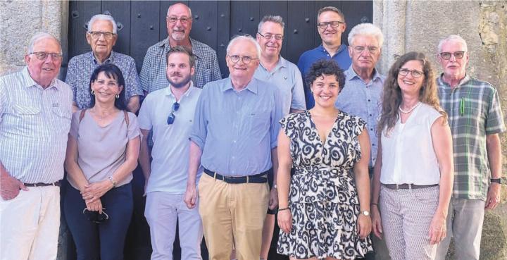 Die Einwohnerratspräsidentinnen und Einwohnerratspräsidenten, hinten (v. l.): Robert Steffen, Koni Gfeller, Marc Läuffer (amtierender Ratspräsident), Arsène Perroud. Vorne (v. l.): Hans Hübscher, Marlis Spörri, Cyrille Meier, Harold Külling, Julia Frischknecht (amtierende Vizepräsidentin), Arthur Fischer, Ariane Gregor, Urs Kuhn. Bild: zg
