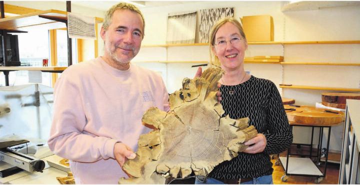 Daniel Nievergelt und Kerstin Treydte zeigen Baumquerschnitte, mit denen sie die Untersuchungen durchführen.
Bild: Roger Wetli