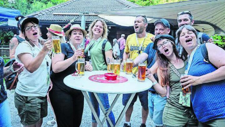 An der letzten Station im Chüestellihau war die Stimmung bestens. Die Bierwanderung lockte auch dieses Jahr 500 Personen in den Wohler Wald. Bild: sh