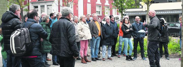 Gut besucht und konstruktiv: Rund 50 Personen interessierten sich beim Infospaziergang für das Projekt Aufwertung der Zentralstrasse. Bilder: Daniel Marti