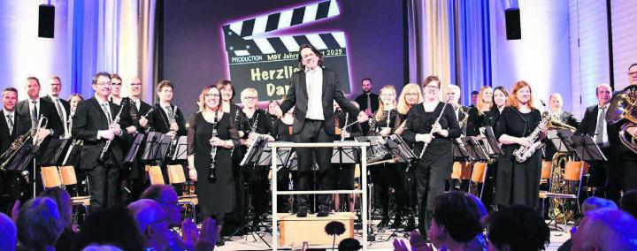 Dirigent Peter Werlen ist sichtlich stolz auf die Leistung der Musikerinnen und Musiker. Und auch das Publikum war begeistert. Bilder: Monica Rast