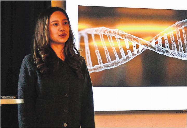Melia Casutt gab Einblick in die faszinierende Welt der DNA.
Bild: Albert Schumacher