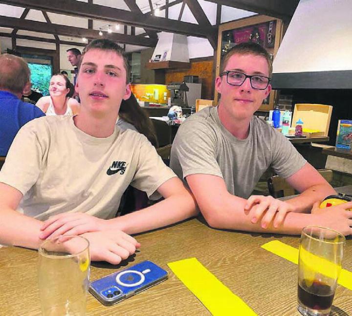 Sie schossen gute Resultate: Noah Stuber (links) und sein Bruder Marc. Bild: zg