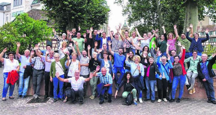 Gruppenfoto: Die Musikantinnen und Musikanten des Musikvereins Lunkhofen mit ihren Partnerinnen und Partnern in Colmar. Bild: zg