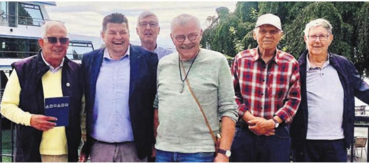 Die ehemaligen Mitglieder der Finanzkommission auf Reisen auf dem Zugersee (v. l.): Hans Hübscher, Philipp Hofmann (Geschäftsführer Schifffahrt Zugersee), René Kaspar, Peter Breitschmid, Werner Strub und Louis Widmer. Bild: zg