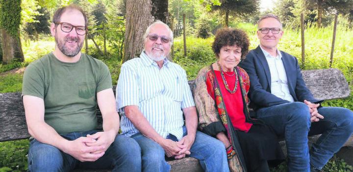 Für diesen Anlass spannen Gemeinde und Private zusammen: Roger Isler von der Fachstelle Umwelt, die Initianten Herbert Wiederkehr und Heidi Widmer und Gemeindeammann Arsène Perroud (von links) auf dem alten Bänkli beim Friedensbaum. Bild: Chregi Hansen