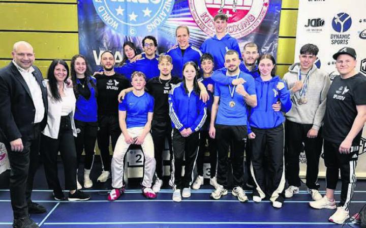 Die erfolgreiche Delegation von Kickboxing Wohlen am «Wako»-Turnier in Basel. Bild: zg