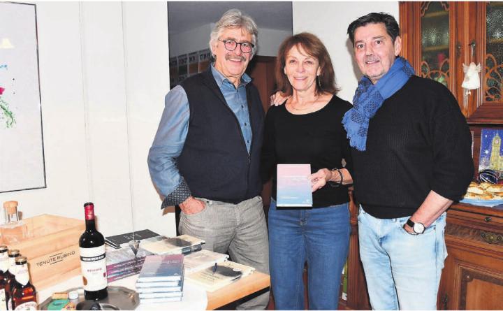 Stubengeschichte voller Offenheit und Herzlichkeit (v. l.): Organisator Andreas Weber, Gastgeberin Edith Weber und Autor Andreas Neeser. 
Bild: Daniel Marti