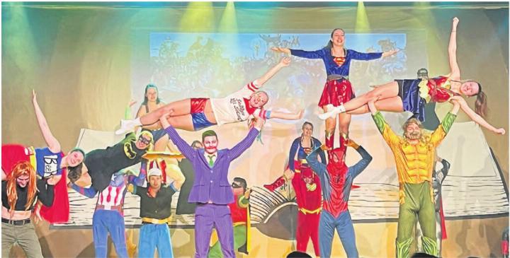 Akrobatischer Sport in Kostümen der Comic-Helden war sicher nicht einfach... Bilder: mub