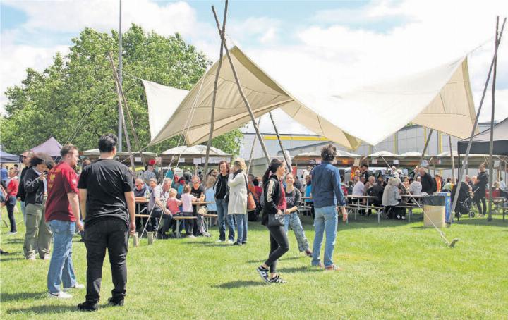 Am diesjährigen Fest «Begegnung der Kulturen», welches mit dem Flüchtlingstag verbunden wurde, nahmen rund 800 Personen aus der Region teil. Bild: Archiv