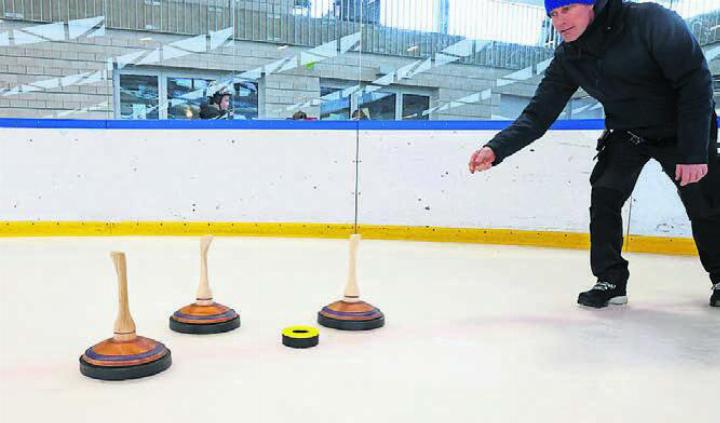 Eisstockschiessen ist schnell erlernbar und eine sportliche Alternative zum Eislaufen oder Eishockey. Bild: zg