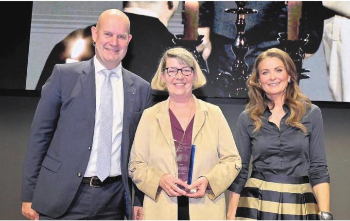 Brigitte Baur (Mitte) an der AFV-Gala mit Dieter Widmer, Direktionspräsident der AKB (links), und Moderatorin Judith Wernli. «Ich habe überhaupt kein Problem, an einer GV vor unseren Vereinsmitgliedern zu sprechen. Vor der Gala war ich allerdings sehr nervös beim Gedanken daran, auf die Bühne zu kommen. Judith war mir eine grosse Hilfe», erzählt Baur. Bilder: zg