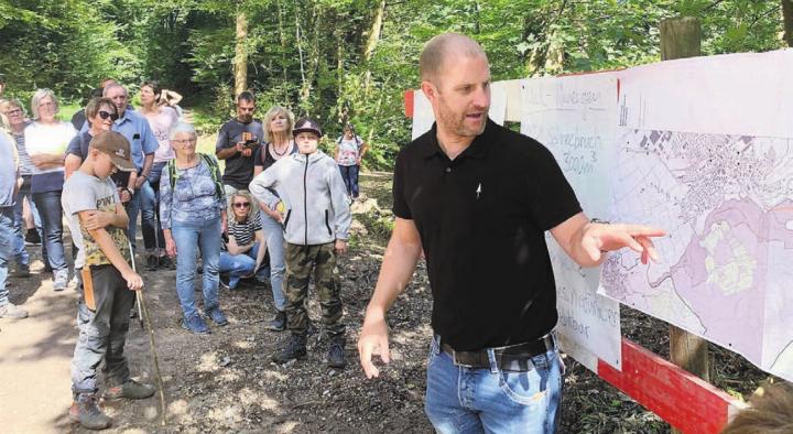 Revierförster Matthias Bruder erklärt den interessierten Teilnehmern und Teilnehmerinnen die Naturschutzzonen. Von denen gibt es im Rietenberger Wald mehr als in anderen. Bilder: gum