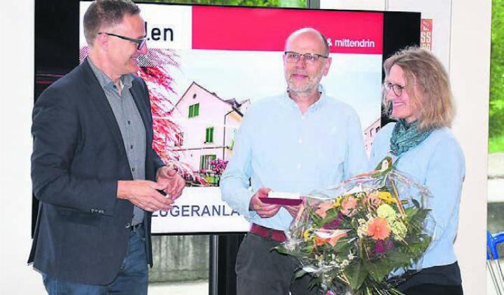 18 000. Einwohnerin und Einwohner von Wohlen: Gemeindeammann Arsène Perroud begrüsst Franziska und Hanspeter Kümin. Bild: dm