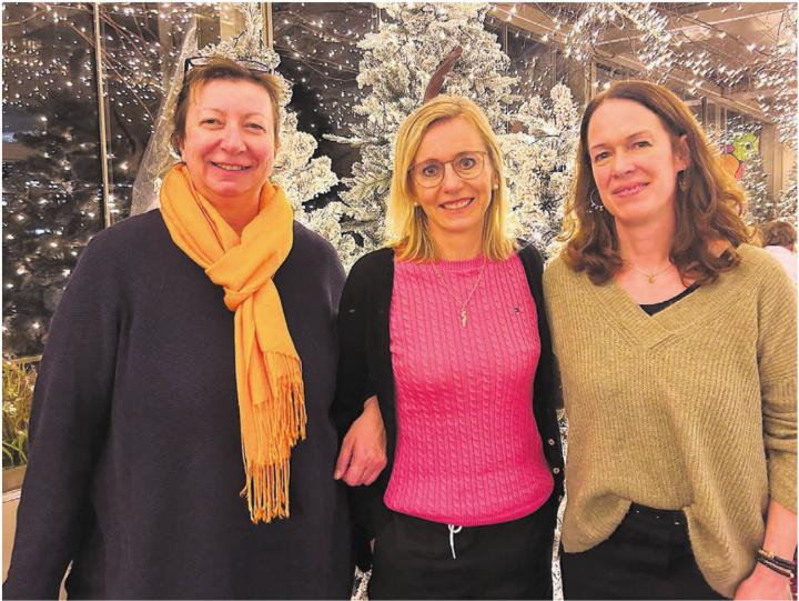 Bremgarten wird alljährlich zur kleinen Weihnachtsstadt voller Glanz und Wärme. Dieses Jahr soll dieser Zauber noch verstärkt werden. (V. l.) Biggi Winteler (Präsidentin FAB) sowie Sonja Schneiderbauer und Martina Eller von Bremgarten Tourismus hoffen, dass ganz viele Bremgarterinnen und Bremgarten sich an der Aktion Wiehnachtsfänschter beteiligen. Bild: Sabrina Salm Bremgarten wird alljährlich zur kleinen Weihnachtsstadt voller Glanz und Wärme. Dieses Jahr soll dieser Zauber noch verstärkt werden. (V. l.) Biggi Winteler (Präsidentin FAB) sowie Sonja Schneiderbauer und Martina Eller von Bremgarten Tourismus hoffen, dass ganz viele Bremgarterinnen und Bremgarten sich an der Aktion Wiehnachtsfänschter beteiligen. Bild: Sabrina Salm