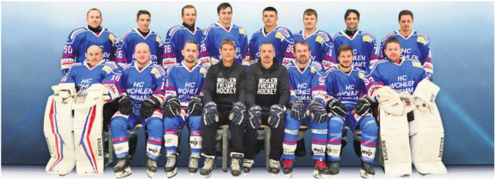 HC Wohlen-Freiamt 2025/26. Hinten, von links: Christian Streuli, Tim Wüthrich, Ramon Kalt, Alain Lavoyer, Elias Ubertini, Matthias Dönni, Joël Nietlisbach, Pascal Gnepf. Vorne: Rolf Franz, Robin Liniger, Raphael Amstutz, Patrick Siegwart (Trainer), Simon Strebel (Coach), Marc Gisler, Andreas Meyer, Maurits de Jongh. Es fehlen: Michael Frei, Kain Lázár, Fabian Liniger, Ramon Peter, Mike Wüthrich. Bild: zg