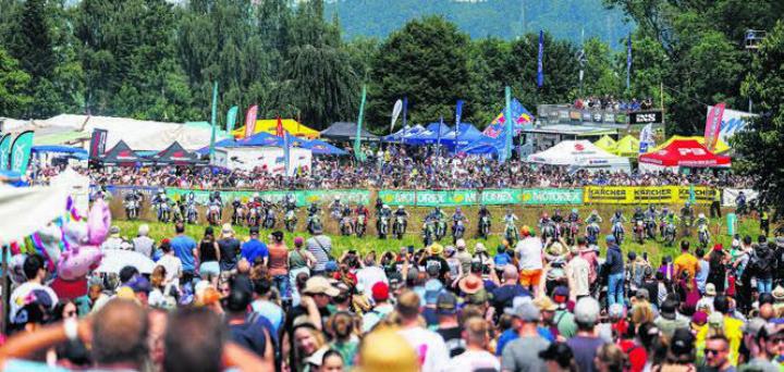Hoch oben über Muri, Tausende Zuschauer und der Motorsport steht im Mittelpunkt. Das Pfingstcross erlebte einen Sahnetag. Bild: Simon Huwiler