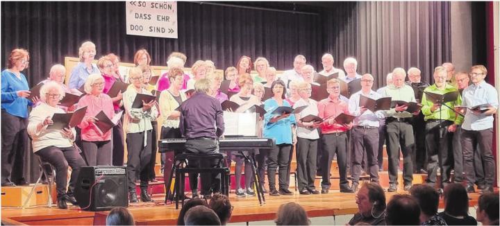 Der verstärkte Kirchenchor von Aristau wusste auch nach acht Jahren mit seinem Programm zu begeistern. Bilder: Verena Anna Wigger